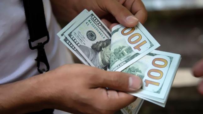 هبوط في الدولار ويصل لأقرب مستوى أدنى في عامين ونصف.. وفقد 1% للإسترليني