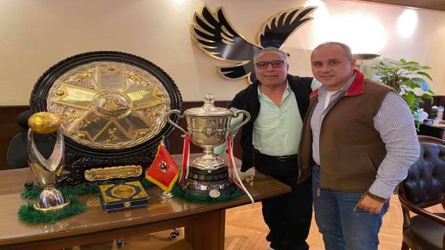 محمد العدل ينشر صورة له مع “الثلاثية”: “ألف مبروك .. في انتظار الرابعة”