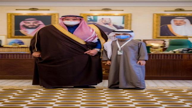 “عمره 9 سنوات”.. أمير “القصيم” يكرم أصغر متطوع