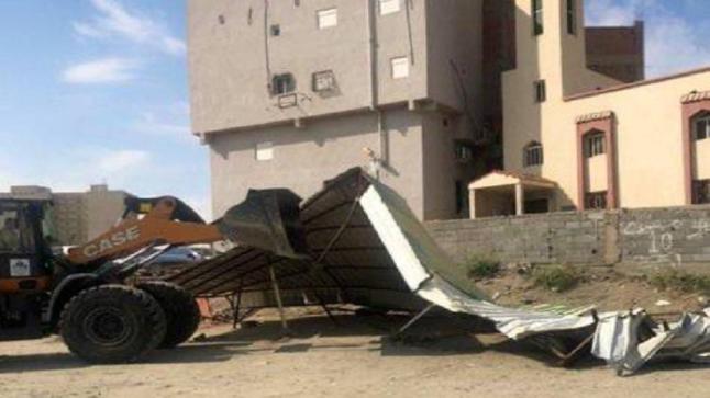 “العاصمة المقدسة”: إزالة 10 هناقر مخالفة على الأرصفة والأراضي الفضاء