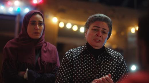 إلهام شاهين: تقبيل يد أمينة خليل أصعب مشاهدي في “حظر تجول”